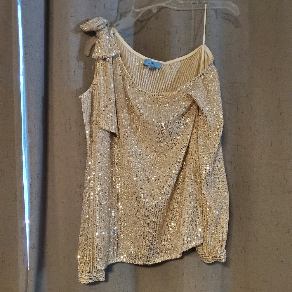 NWOT CeCe light gold sequin blouse